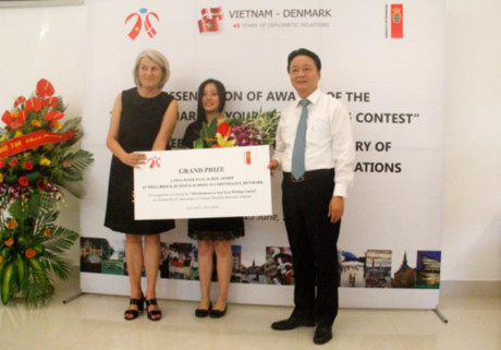 ມອບລາງວັນການເສັງຂຽນ“ແດນມາກໃນສາຍຕາຂອງນ້ອງ”